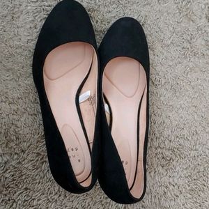 Women's black work shoes